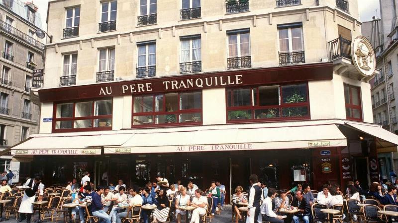Art de vivre français, terrasse parisienne, amis, café